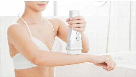 ヤーマン　脱毛器　ヴィーナス　腕をケアする女性の画像